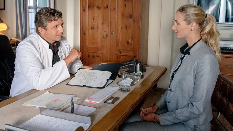 Der Bergdoktor Staffel 12 Folge 4 Intensives Gespräch: Hans Sigl als Bergdoktor Dr. Martin Gruber, Andrea Gerhard als Linn Kemper – Bild: SRF/​ZDF/​Stefanie Leo