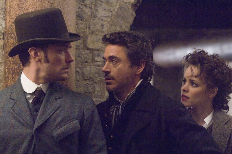 Ein neues Rätsel tut sich für Sherlock Holmes (Robert Downey Jr., M.) und seinen Gehilfen Watson (Jude Law, l.) auf, in dem der Meisterdetektiv auf seine Ex-Geliebte (Rachel McAdams, r.) stößt, die allerdings eigene Interessen verfolgt … – Bild: Warner Brothers