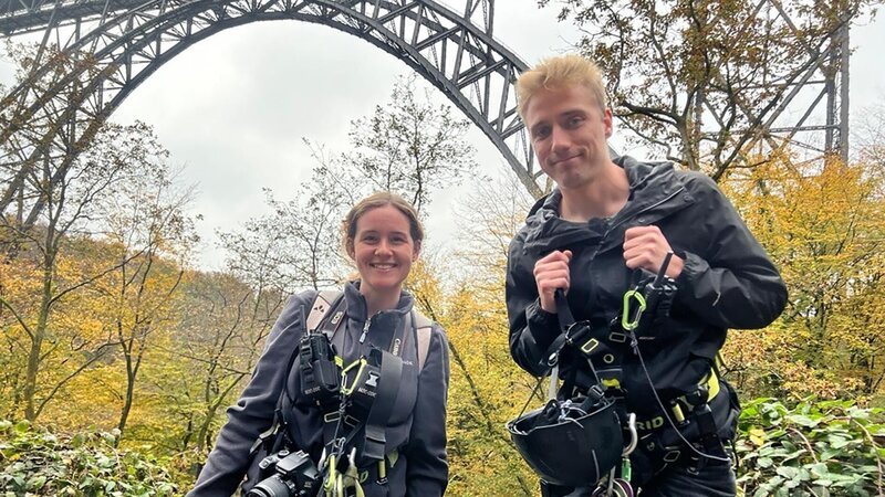 Wird es Reporter Jan Quick gelingen, seine Höhenangst zu überwinden und die höchste Eisenbahnbrücke Deutschlands, die Müngstener Brücke, zu erklimmen? Links Anna – Bild: RTL /​ me:works