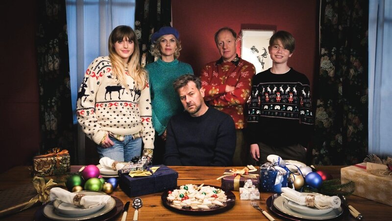 Schöne Bescherung: Moritz Aschbach (Marcus Mittermeier, M.) bringt das Leben seiner Schwester Maria Koslowski (Anna Loos, 2.v.l.), ihrem Mann Kurt (Simon Schwarz, 2.v.r.) und deren Kinder Emily (Jana Münster, l.) und Felix (Leo Bilicky, r.) durcheinander. – Bild: Stephan Schaar Schöne Bescherung: Moritz Aschbach (Marcus Mittermeier, M.) bringt das Leben seiner Schwester Maria Koslowski (Anna Loos, 2.v.l.), ihrem Mann Kurt (Simon Schwarz, 2.v.r.) und deren Kinder Emily (Jana Münster, l.) und Felix (Leo Bilicky, r.) durcheinander. – Bild: Stephan Schaar