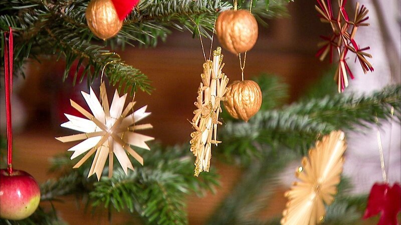 „Glaskugeln, Strohsterne und Lametta – Eine Kulturgeschichte des Christbaumschmucks“, Ein festlich geschmückter Christbaum ist eine vielgeliebte Weihnachtstradition, auf die nur wenige verzichten wollen. Der Film entführt in eine Welt voller regionaler Besonderheiten in der Ausgestaltung des Baumschmucks.*Weihnachtlich geschmückt werden die Bäume seit dem frühen 19. Jahrhundert. Anita Lackenberger zeigt uns Glaskugeln und Glasvögel aus Tschechien, gedrechselte Holzkugeln aus der Schweiz sowie geschnitzte aus Südtirol, aber auch essbaren Christbaumschmuck wie etwa die bayrischen „Springerle“. *Für die Holzkugeln wird heimisches Holz verwendet, und es braucht große Erfahrung, Holz-Christbaum-Kugeln individuell herzustellen. Die kulinarischen Köstlichkeiten werden ebenso kunstvoll von Hand gefertigt und z.B. Lebkuchen-Herzen liebevoll mit Zuckerguss verziert, bevor sie ihren Platz auf einem Christbaum-Zweig finden.Honigwachs ist ein weiteres Material, aus dem sich schöner Behang herstellen lässt. Gerne wird es noch mit Goldglitzer und Goldstaub veredelt. Weihnachten ist die Zeit, Träume wahr werden zu lassen: Kinderträume nach einem Paradies-Baum, der ein Christbaum ist – und allzu oft ist ein schöner Christbaum auch ein Traum der Erwachsenen, den sie sich jedes Jahr aufs Neue erfüllen können.Eine Dokumentation von Anita Lackenberger SENDUNG: 3sat – SA – 19.12.2020 – 04:20 UHR. – Veroeffentlichung fuer Pressezwecke honorarfrei ausschliesslich im Zusammenhang mit oben genannter Sendung oder Veranstaltung des ORF bei Urhebernennung. – Bild: ORF/Produktion West/Gerhard Mader „Glaskugeln, Strohsterne und Lametta – Eine Kulturgeschichte des Christbaumschmucks“, Ein festlich geschmückter Christbaum ist eine vielgeliebte Weihnachtstradition, auf die nur wenige verzichten wollen. Der Film entführt in eine Welt voller regionaler Besonderheiten in der Ausgestaltung des Baumschmucks.*Weihnachtlich geschmückt werden die Bäume seit dem frühen 19. Jahrhundert. Anita Lackenberger zeigt uns Glaskugeln und Glasvögel aus Tschechien, gedrechselte Holzkugeln aus der Schweiz sowie geschnitzte aus Südtirol, aber auch essbaren Christbaumschmuck wie etwa die bayrischen „Springerle“. *Für die Holzkugeln wird heimisches Holz verwendet, und es braucht große Erfahrung, Holz-Christbaum-Kugeln individuell herzustellen. Die kulinarischen Köstlichkeiten werden ebenso kunstvoll von Hand gefertigt und z.B. Lebkuchen-Herzen liebevoll mit Zuckerguss verziert, bevor sie ihren Platz auf einem Christbaum-Zweig finden.Honigwachs ist ein weiteres Material, aus dem sich schöner Behang herstellen lässt. Gerne wird es noch mit Goldglitzer und Goldstaub veredelt. Weihnachten ist die Zeit, Träume wahr werden zu lassen: Kinderträume nach einem Paradies-Baum, der ein Christbaum ist – und allzu oft ist ein schöner Christbaum auch ein Traum der Erwachsenen, den sie sich jedes Jahr aufs Neue erfüllen können.Eine Dokumentation von Anita Lackenberger SENDUNG: 3sat – SA – 19.12.2020 – 04:20 UHR. – Veroeffentlichung fuer Pressezwecke honorarfrei ausschliesslich im Zusammenhang mit oben genannter Sendung oder Veranstaltung des ORF bei Urhebernennung. – Bild: ORF/Produktion West/Gerhard Mader