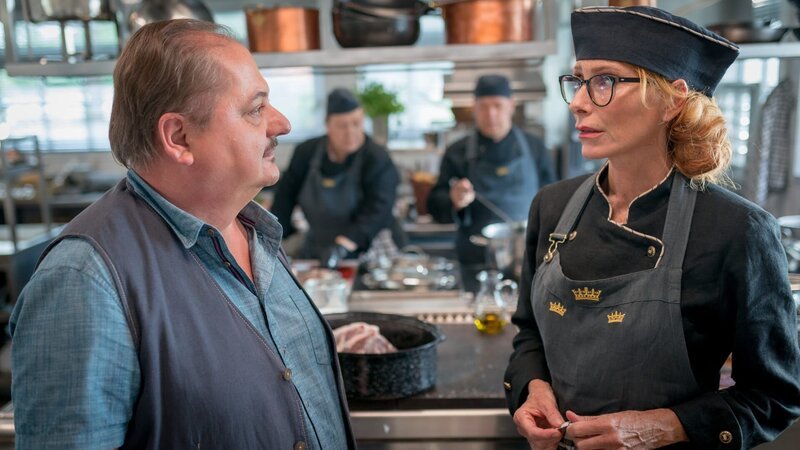 Heinrich (Jürgen Tarrach, l.) ist nicht sicher, ob Regina (Andrea Sawatzki, r.) aufgrund ihrer Augenkrankheit die Küche noch richtig im Griff hat. Auch die beiden Köche (Marlis Hirche und Oliver Dassing) haben ihre Zweifel. – Bild: Boris Laewen /​ ZDF