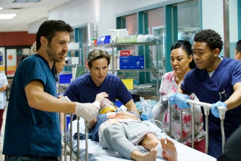V.l.: Dr. TC Callahan (Eoin Macken), Dr. Scott Clemmens (Scott Wolf), Krankenschwester (Komparsin), Dr. Paul Cummings (Robert Bailey Jr.) +++ – Bild: RTL /​ © NBC Universal Media