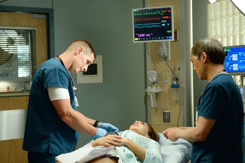 V.l.: Dr. Drew Alister (Brendan Fehr), Emilia (Jillian Murray), Dr. Topher Zia (Ken Leung) +++ – Bild: RTL /​ © NBC Universal Media