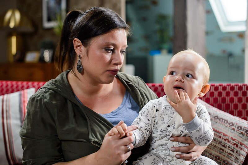 Vanessa (Julia Augustin) zieht sich verletzt zurück und sucht Trost bei ihrem Baby Henry. – Bild: RTL /​ Willi Weber