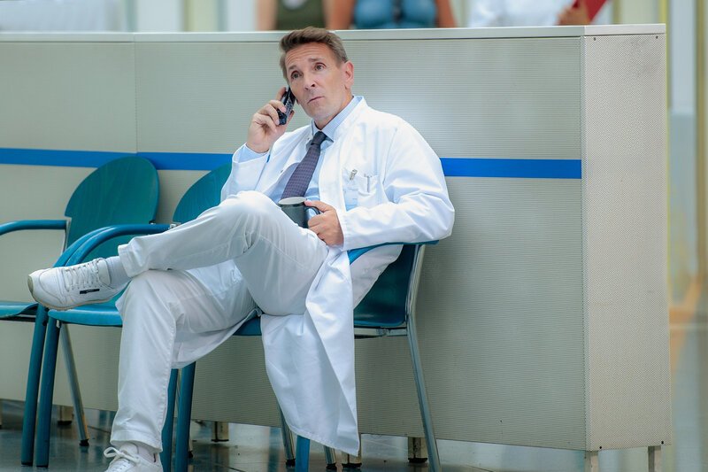 Der Bergdoktor Staffel 12 Folge 3 Mark Keller als Dr. Alexander Kahnweiler – Bild: SRF1