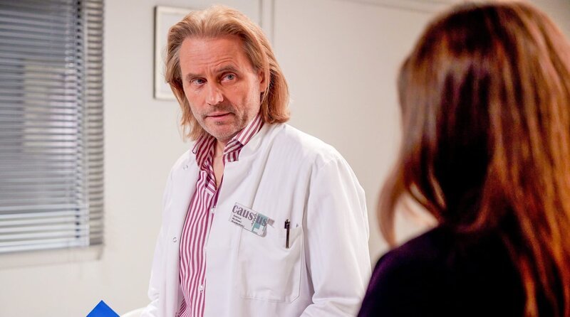Michael (Erich Altenkopf, hinten, mit Katharina Scheuba, vorne) ist enttäuscht, weil seine Immuntherapie nicht wirkt. – Bild: ARD/​WDR/​Bojan Ritan