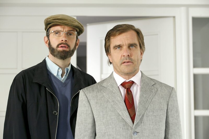Kuhdialektforscher Martin Gemmer (Martin Thaler, l.) und Edmund Burghard (Daniel Rohr) scheinen sich nicht zu kennen, aber gerade das wirft Fragen auf. – Bild: ORF/​ZDF/​Christian A. Rieger