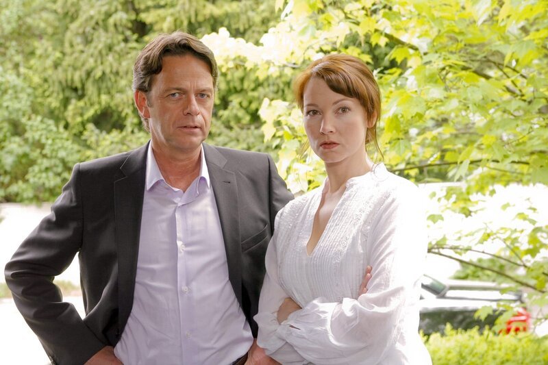 Tilo Melzer (Rudi Cerne) und Alice Bauer (Heike Koslowski) verdächtigen sich gegenseitig. – Bild: ORF 2