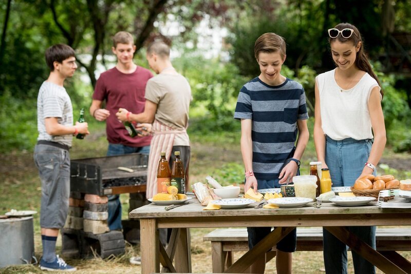 V.l.: Toni (Ivo Kortlang), Jonas (Damian Hardung), Leo (Tim Oliver Schultz), Hugo (Nick Julius Schuck) und Emma (Luise Befort) bereiten einen schönen Grillabend vor. – Bild: RTL /​ Martin Rottenkolber