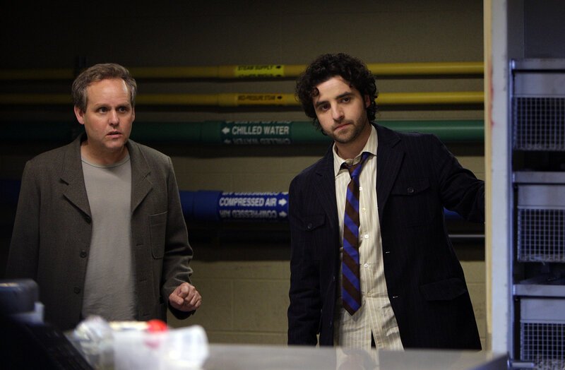 Versuchen den schizophrenen Tierschützer Josh zu stoppen, der Professor Varma, einen Tierforscher in seiner Gewalt hat: Larry (Peter MacNicol, l.) und Charlie (David Krumholtz, r.) … – Bild: Paramount Network Television