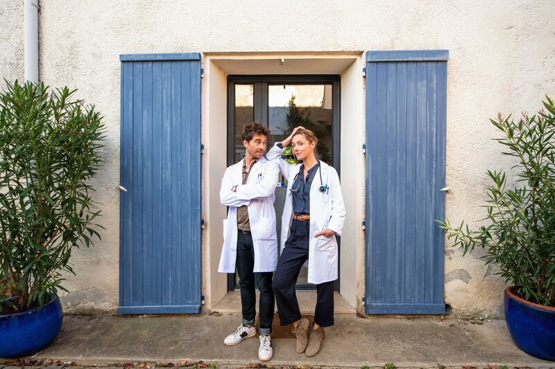 Ein Tisch in der Provence – Zwei Ärzte im Aufbruch Nico Rogner als Dr. Hugo Simon, Friederike Linke als Dr. Véronique Gilbert – Bild: SRF1