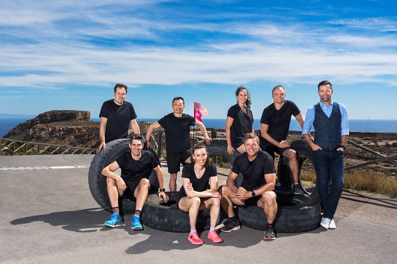 In «Champion der Champions» stellen sich sieben ehemalige Sportstars nochmals einem harten Wettkampf und treten in unterschiedlichen Disziplinen gegeneinander an. Gruppenbild mit Daniel Albrecht, Donghua Li, Patty Schnyder, Stefan Angehrn, Moderator Lukas Studer, Franco Marvulli, Selina Gasparin, Beat Hefti. – Bild: SRF1
