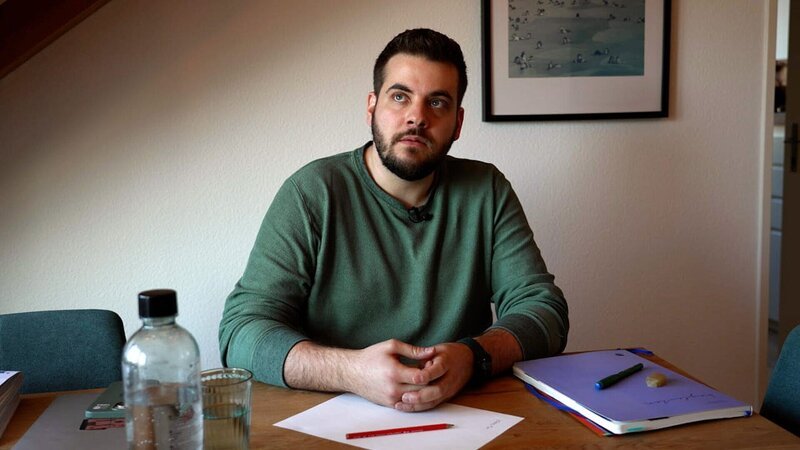 Primarlehrer Luca Zagarella betont die Wichtigkeit einer inklusiven Sprache im Klassenzimmer. – Bild: SRF