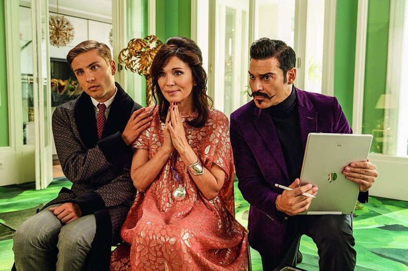 Jannik Schümann (Albrecht von Schlacht), Iris Berben (Trixi von Schlacht), Rick Kavanian (Olivjeh). – Bild: Hellinger/​Doll Filmproduktion GmbH/​Decker Entertainment GmbH/​Warner Bros. Entertainment GmbH /​ Edith Held