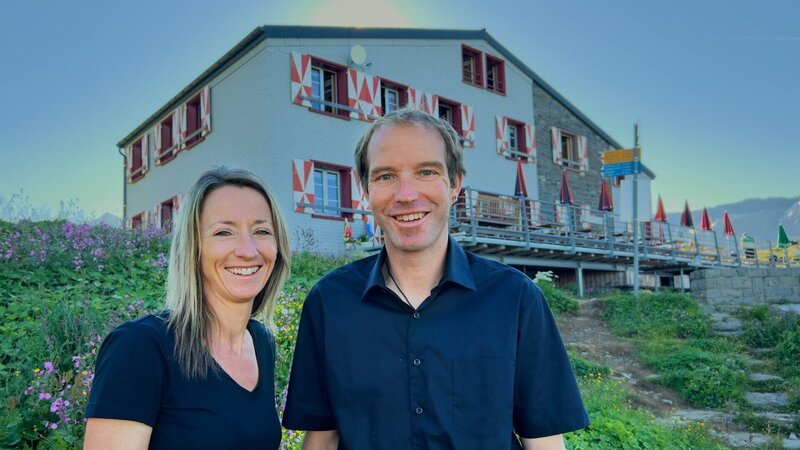 SRF bi de Lüt – Hüttengeschichten Staffel 13 Rugghubelhütte: Die Hüttenwarte Claudia Künzli und Niklaus Stalder. – Bild: SRF