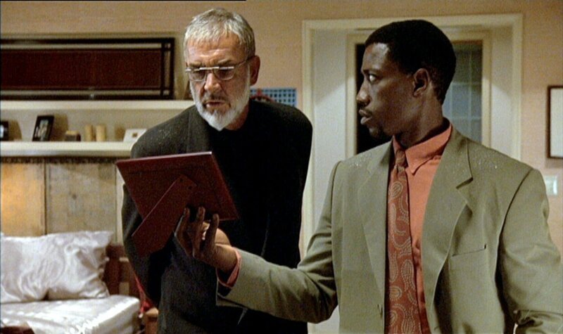 In den Räumlichkeiten eines japanischen Konzerns wird ein Callgirl tot aufgefunden. Lieutenant Web Smith (Wesley Snipes, re.) und Japan-Experte John Connor (Sean Connery) sollen den Fall klären, doch ihre Ermittlungen werden von einflussreichen Kreisen behindert.. – Bild: RTL II In den Räumlichkeiten eines japanischen Konzerns wird ein Callgirl tot aufgefunden. Lieutenant Web Smith (Wesley Snipes, re.) und Japan-Experte John Connor (Sean Connery) sollen den Fall klären, doch ihre Ermittlungen werden von einflussreichen Kreisen behindert.. – Bild: RTL II