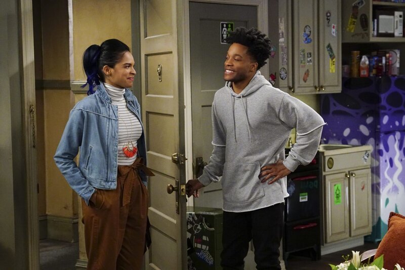 Tavi (Shamikah Martinez, l.); Franco Wicks (Jermaine Fowler, r.) – Bild: CBS Broadcasting, Inc.