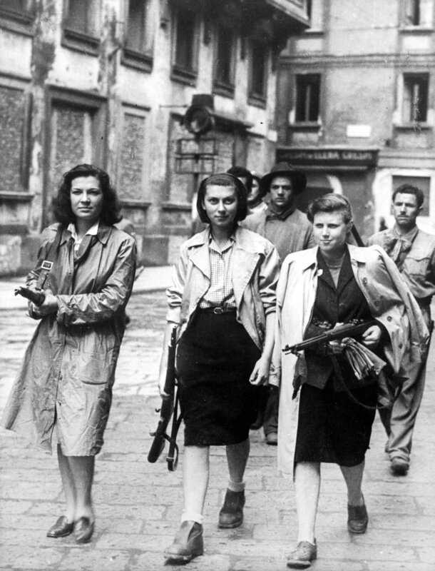 Bewaffnete weibliche Partisanen patrouillieren in den Straßen von Mailand auf der Suche nach Faschisten. Die Widerstandsbewegung Resistenza ist seit Ende 1943 in Italien aktiv, im April 1945 gehörten ihr über 250.000 Partisanen an. – Bild: Sueddeutsche Zeitung Photo /​ Alamy Stock Photo