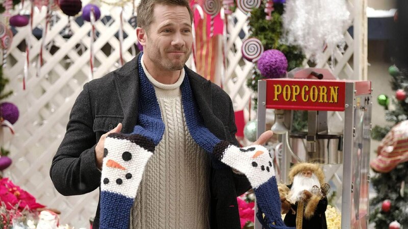 Edward Ferris (Luke Macfarlane) ist der Chef einer Spielzeugfirma, hat jedoch nichts für Weihnachten übrig. Als ein potentieller großer Kunde aus Frankreich zu Besuch ist, steht er vor einer großen Herausforderung, denn die beiden lieben Weihnachten. Um sie für sich zu gewinnen, bittet er die Eventmanagerin Ella um die Planung einer beeindruckenden Weihnachtsfeier. Letztlich muss er sich seine Gefühle für Ella, sowie seine Weihnachtsfreude eingestehen. – Bild: Crown Media United States, LLC