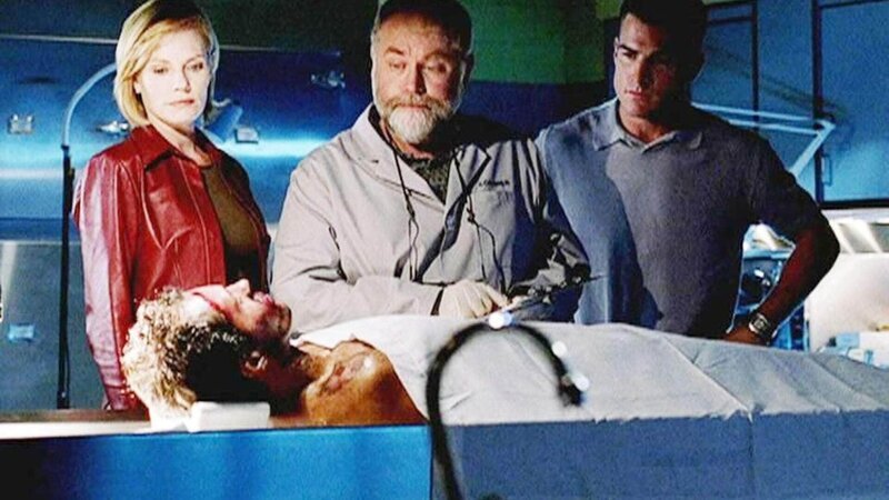 Pathologe Dr. Robbins (Robert David Hall, M.) bestätigt den Verdacht von Catherine (Marg Helgenberger) und Nick (George Eads): Der Taucher wurde ermordet. – Bild: TVNOW /​ CBS