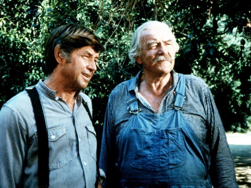 Ike Godsey hat eine Halle renoviert, die er für Veranstaltungen vermieten will. John (Ralph Waite, l.) und Sam Walton (Will Geer, r.) begutachten das vollendete Werk. – Bild: WARNER BROS. INTERNATIONAL TELEVISION