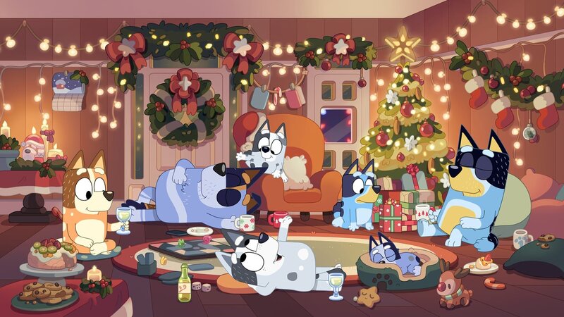 L-R: Chilli, Uncle Stripe, Aunt Trixie, Muffin, Bluey, Bandit – Bild: Disney+