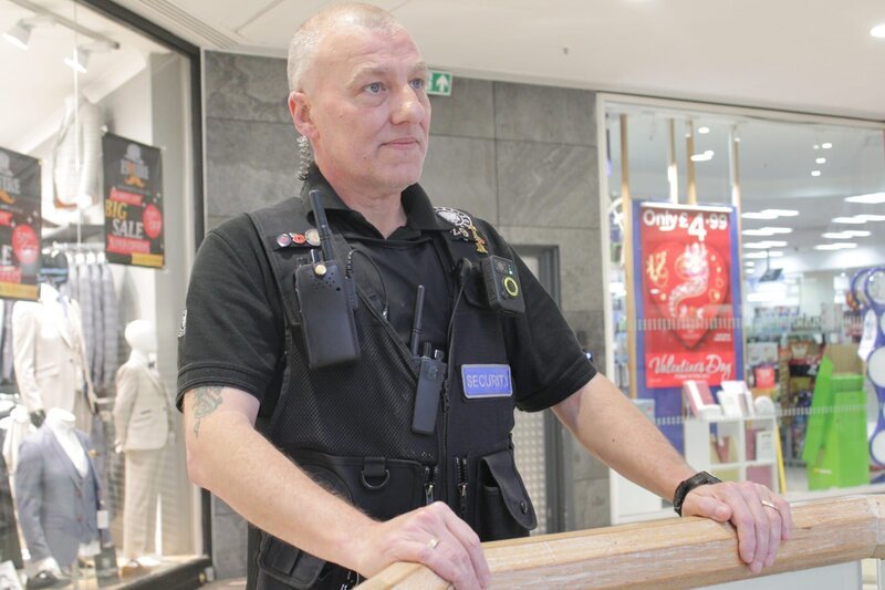 Mark is on the lookout for suspects at West Orchards Shopping Centre, Coventry – Bild: Crackit Productions