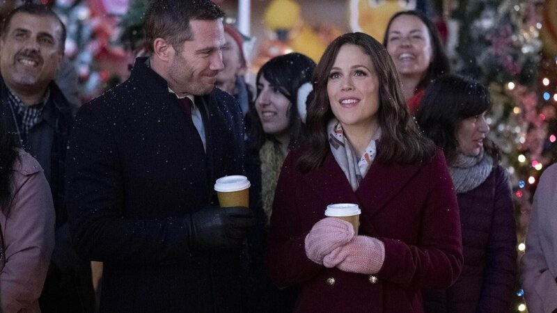 Edward Ferris (Luke Macfarlane, li.) ist der Chef einer Spielzeugfirma, hat jedoch nichts für Weihnachten übrig. Als ein potentieller großer Kunde aus Frankreich zu Besuch ist, steht er vor einer großen Herausforderung, denn die beiden lieben Weihnachten. Um sie für sich zu gewinnen, bittet er die Eventmanagerin Ella (Erin Krakow, re.) um die Planung einer beeindruckenden Weihnachtsfeier. Die beiden verbringen eine Menge Zeit miteinander und schon bald fliegen die Funken. – Bild: Crown Media United States, LLC