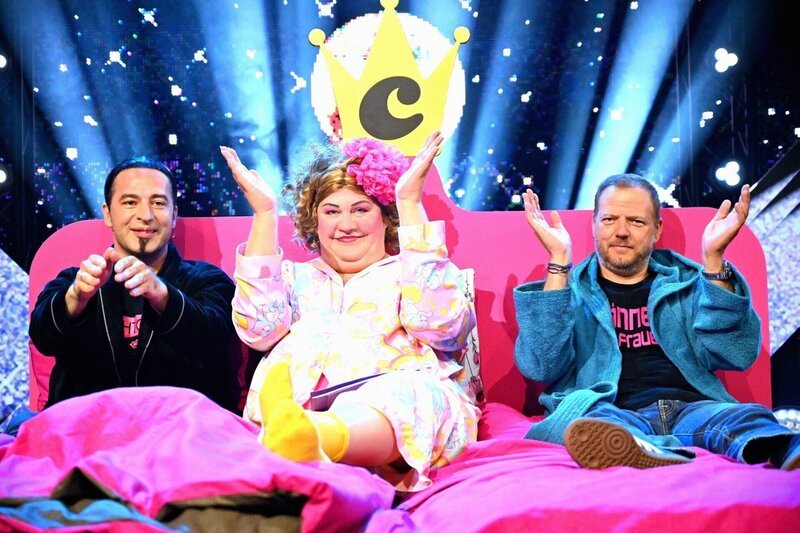 Cindy aus Marzahn ist endlich wieder zurück! Gefeiert wird im großen Hollywood-Stil. Zu ihrer Wiederauferstehung begrüßt sie u.a. Mario Barth (r.) und Bülent Ceylan. – Bild: RTL /​ Thomas Weiske