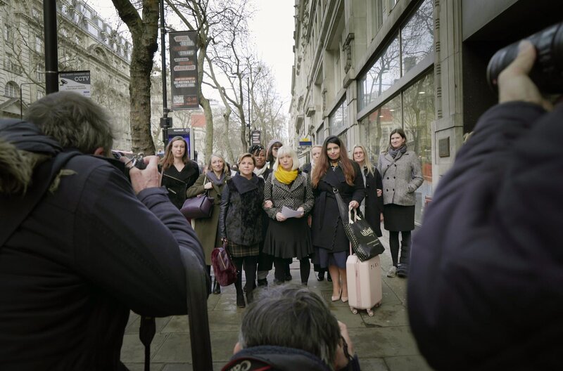 Von medienwirksamen Auftritten erhoffen sich die Frauen, die Diskussion über die „Gläserne Decke“ weiter anzustoßen. – Bild: Mari Soppela/​LPMA Productions