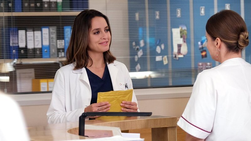 DOC – Es liegt in deinen Händen Staffel 2 Folge 10 Gute Stimmung auf der Station: Matilde Gioli als Dr. Giulia Giordano, Elisa Di Eusanio als Dr. Teresa Maraldi – Bild: SRF/​SONY Pictures