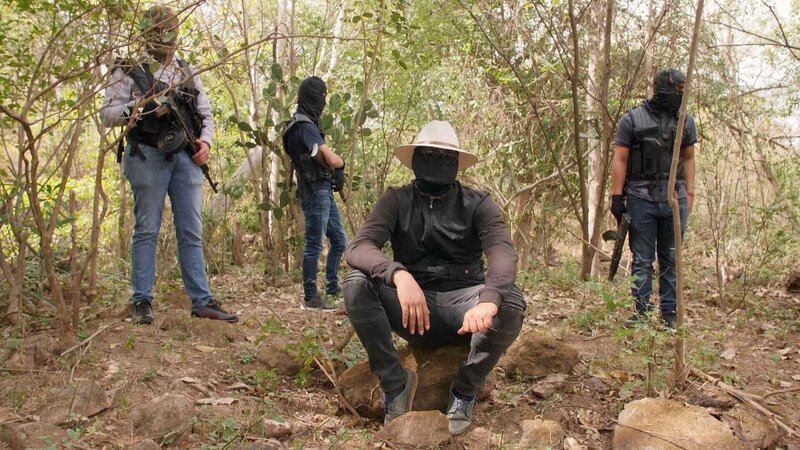 Die Doku gibt einen einmaligen Einblick in die Welt des mexikanischen Sinaloa-Drogen-Kartells. Der Kartell-Boss wird von Männern ringsherum beschützt, während sie sich in der Nähe einer der Produktionsstätten von Heroin aufhalten. – Bild: Foto: TVNOW /​ Vincent Prado