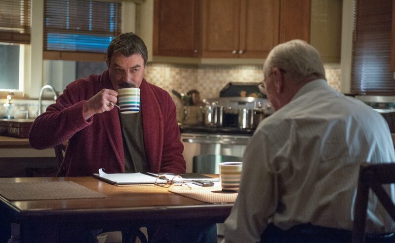 Weder Frank (Tom Selleck, l.) noch Henry (Len Cariou, r.) gingen bislang mit zweierlei Maß an die Arbeit – oder? – Bild: CBS Broadcasting Inc.