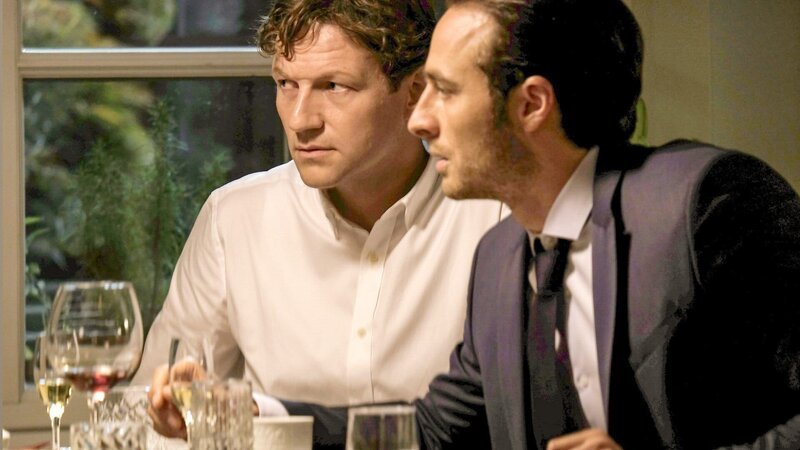Wer ist der Vater von Anna? Adrian (Gabriel Raab, r.) drängt sich gewaltsam in das Familienleben von Thomas (Thomas Unger, l.). – Bild: ORF Wer ist der Vater von Anna? Adrian (Gabriel Raab, r.) drängt sich gewaltsam in das Familienleben von Thomas (Thomas Unger, l.). – Bild: ORF
