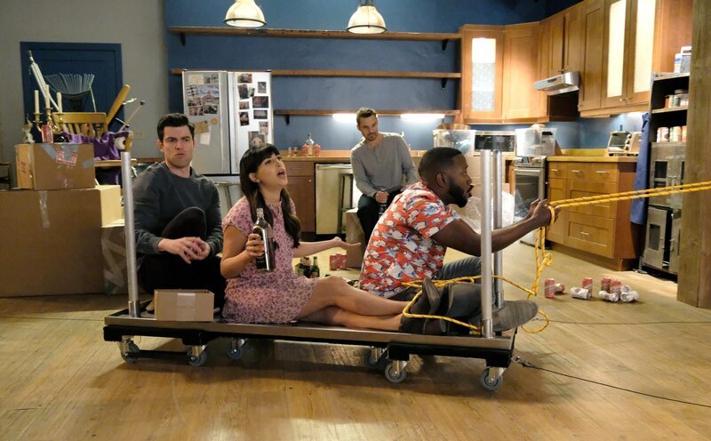 Veranstalten eine letzte Party im Loft: Schmidt (Max Greenfield), Cece (Hannah Simone), Nick (Jake Johnson) und Winston (Lamorne Morris). – Bild: Fox and its related entities