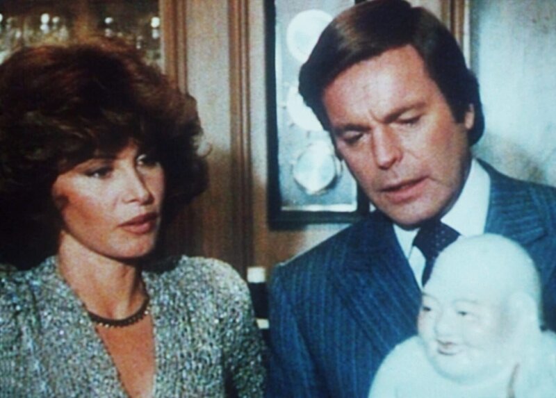 Noch fragen sich Jennifer (Stefanie Powers, l.) und Jonathan (Robert Wagner, r.) erstaunt, worin denn nun der Wert des kleinen Buddhas aus Gips besteht? – Bild: Columbia Pictures