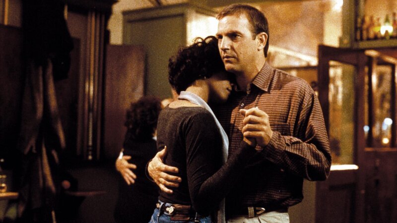 Rachel (Whitney Houston) und Frank (Kevin Costner) kommen sich immer näher; Rachel (Whitney Houston) und Frank (Kevin Costner) kommen sich immer näher – Bild: Warner Bros. Rachel (Whitney Houston) und Frank (Kevin Costner) kommen sich immer näher; Rachel (Whitney Houston) und Frank (Kevin Costner) kommen sich immer näher – Bild: Warner Bros.