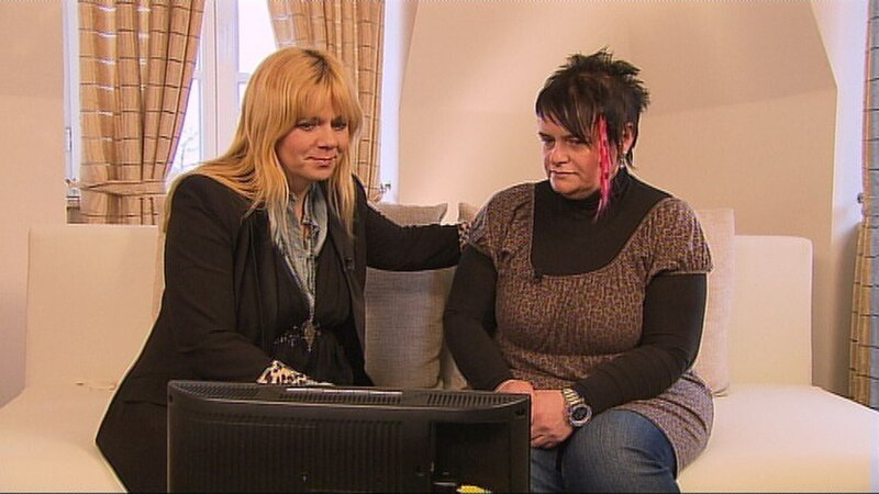 Regina (45, r.) vermisst ihren Sohn Micki. Ob Julia Leischik helfen kann, ihren Sohn wiederzusehen? – Bild: RTLplus