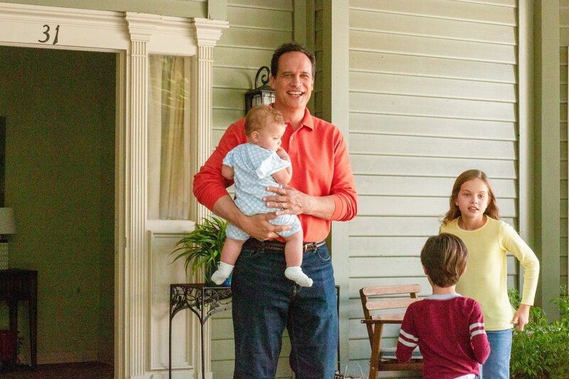 (v.li.): Diedrich Bader (Greg Otto), Lucas Broitman (junger Oliver), Violet Hicks (junge Taylor). – Bild: ORF/​Disney/​ABC