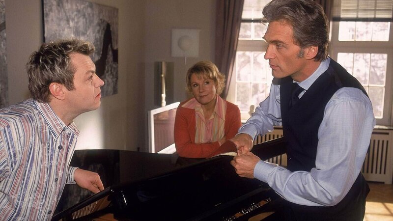 Schmidt (Walter Sittler, re.) führt seinen neuen Flügel vor. Tim (Oliver Reinhard) ist begeistert und Nikola (Mariele Millowitsch) kann nur schmunzeln über Schmidts Aufschneiderei … – Bild: MG RTL D