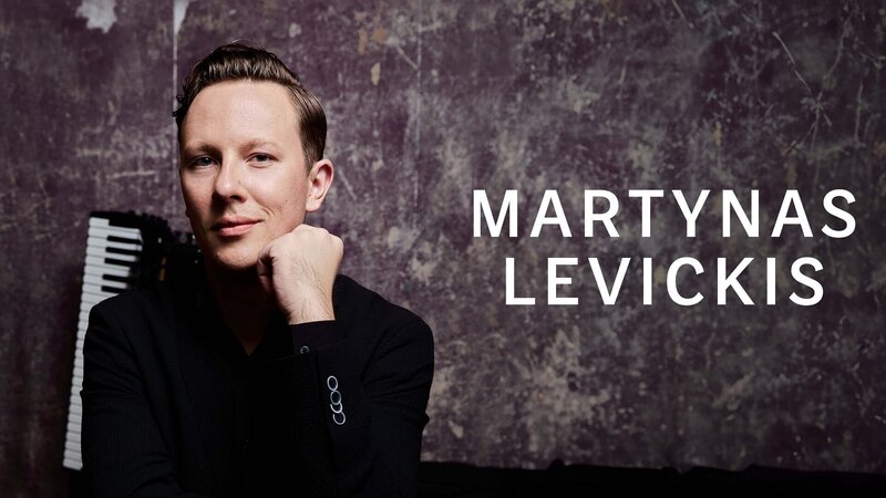 Martynas Levickis und das Akkordeon – Bild: Arte