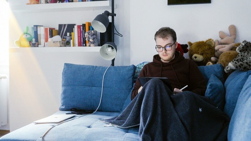 Nach einer Corona-Infektion erkrankte Jan Equiluz an ME/​CFS. Seinen Traum, Berufsmusiker zu werden, musste er aufgeben. – Bild: BFILM /​ ORF