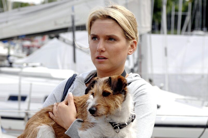 Anna (Jeanette Biedermann) hat den Hund des Yachtbesitzers gefunden … – Bild: SAT.1 /​ Oliver Ziebe