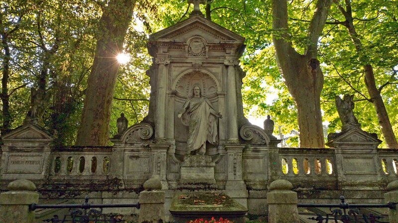 Mehr Mausoleum als Grab. Eine der vielen groß angelegten Familiengrüfte. – Bild: phoenix/WDR/Peter Scharf Mehr Mausoleum als Grab. Eine der vielen groß angelegten Familiengrüfte. – Bild: phoenix/WDR/Peter Scharf