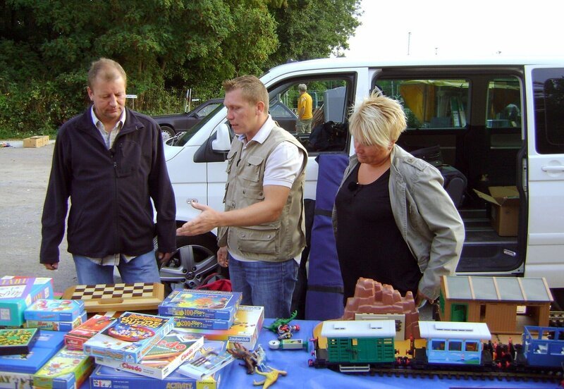Otto Schulte (Mitte) unterstützt Antje und Thomas auch auf dem Flohmarkt. – Bild: RTL II