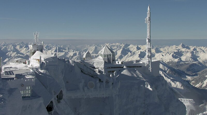 Die Fernsicht von Deutschlands höchstem Gipfel, der Zugspitze, ist – vor allem im Winter – atemberaubend. An klaren Tagen ist der Blick auf die Gipfel von vier Ländern frei. – Bild: Phoenix
