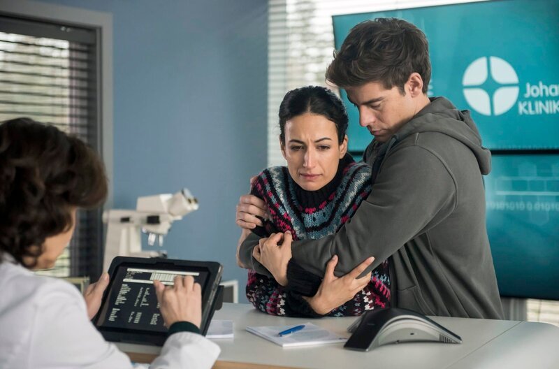 Ben (Philipp Danne, r.) stützt Leyla (Sanam Afrashteh, M.), es steht nicht gut um ihr Baby Raya. Prof. Karin Patzelt (Marijam Agischewa, l.) checkt die Werte. – Bild: ARD/​Jens-Ulrich Koch