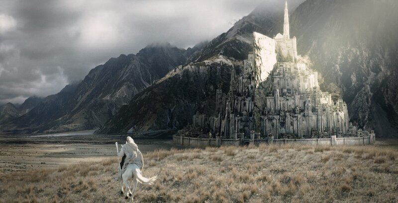 Gandalf (Ian McKellen) reitet auf die Festung Gondor zu. In Abwesenheit der Könige der Menschen wird sie von einem Truchsess verwaltet. – Bild: Archiwum / Warner Bros Poland (New Line Cinema) Gandalf (Ian McKellen) reitet auf die Festung Gondor zu. In Abwesenheit der Könige der Menschen wird sie von einem Truchsess verwaltet. – Bild: Archiwum / Warner Bros Poland (New Line Cinema)