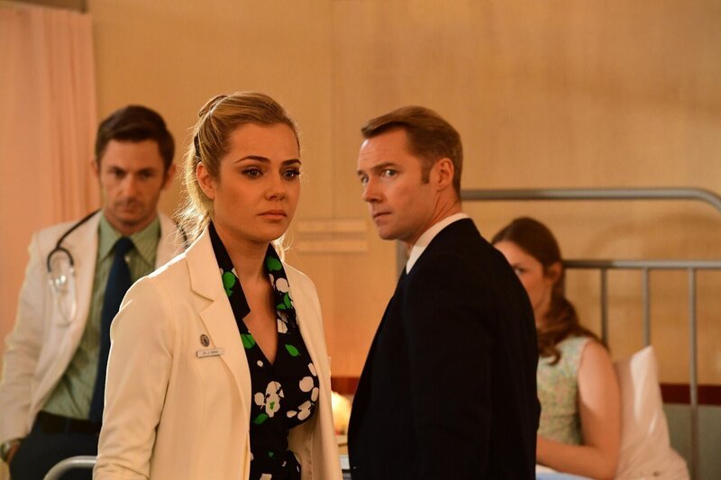 Joan Millar (Jessica Marais, l.); Lawrence Faber (Ronan Keating, r.) – Bild: Sony Pictures Television